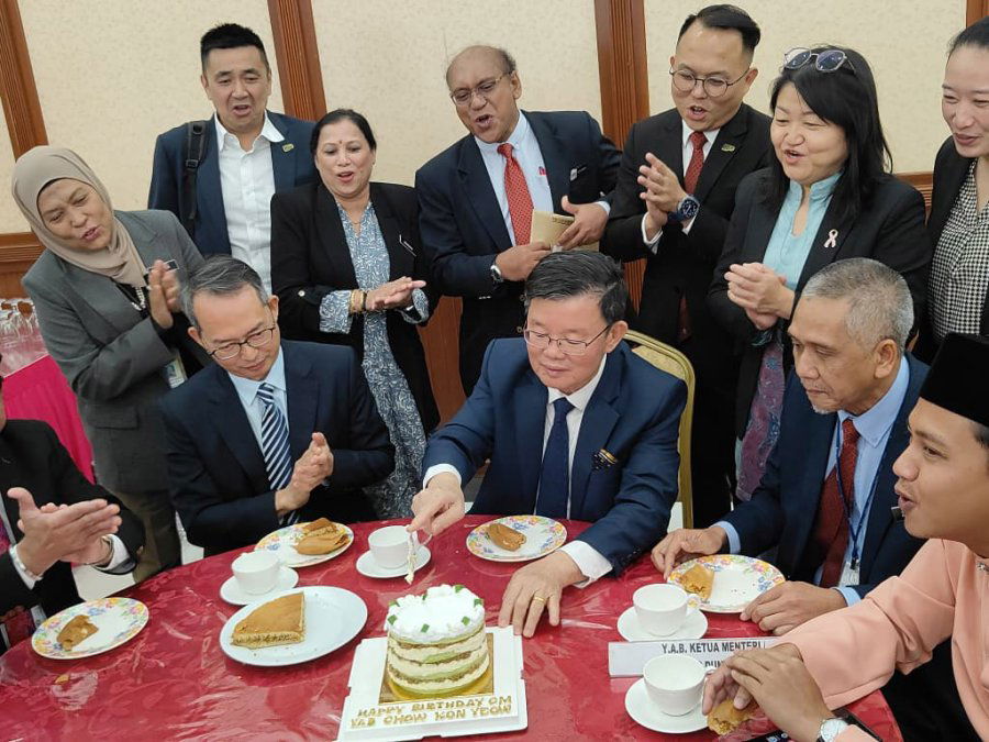曹观友在州议会过生日　议长打趣：预算案内容都是生日愿望