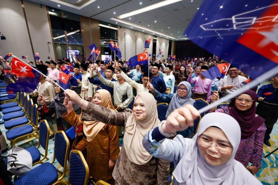 【柔州议会】柔州公务员获享2个月花红     中央公务员首获500津贴  