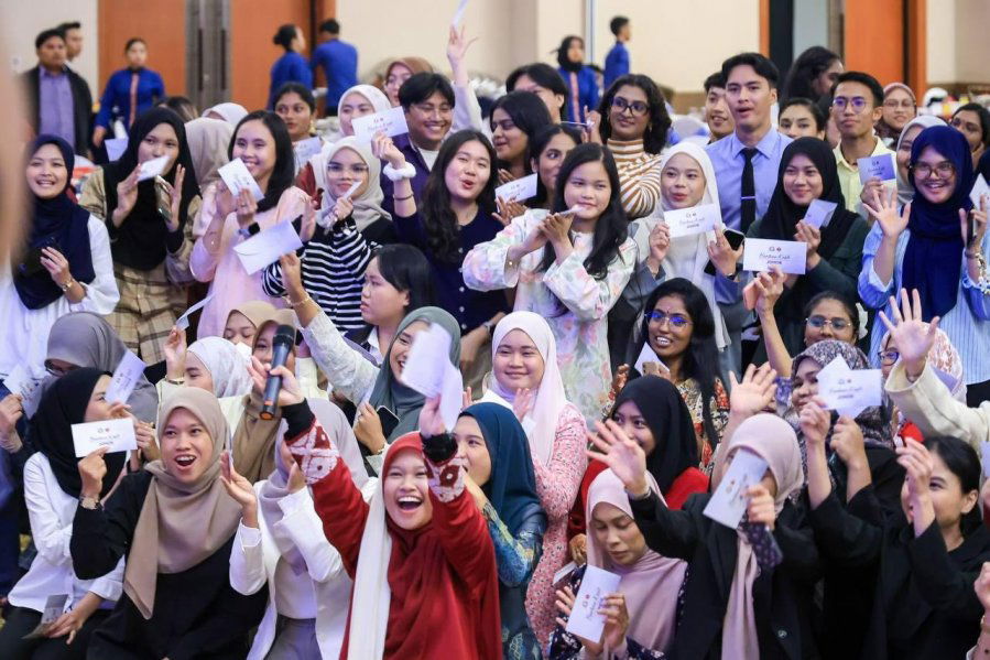 【柔州议会】东马求学柔佛籍大学生获机票津贴　拨1800万为B40学生提供贷款援助